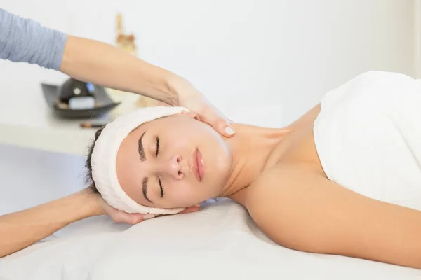 Kadının yüz masajı spa Salonu — Stok fotoğraf