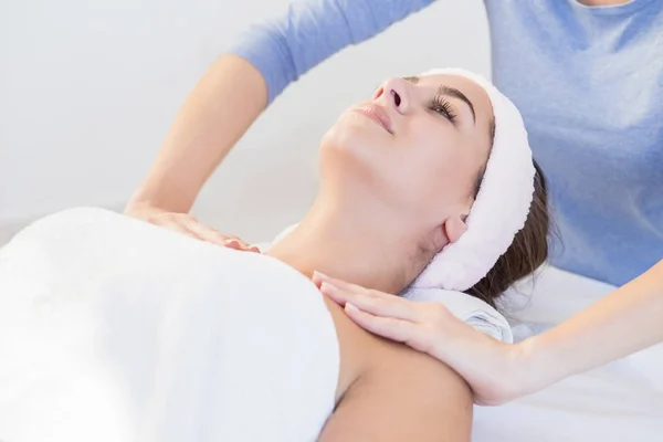 Mujer disfrutando de masaje facial en el salón de spa — Foto de Stock