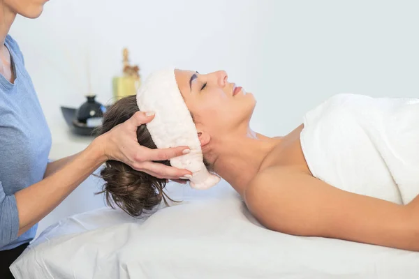 Žena se těší masáž obličeje na spa salon — Stock fotografie