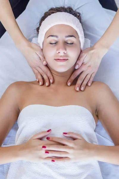 Mujer disfrutando de masaje facial en el salón de spa —  Fotos de Stock