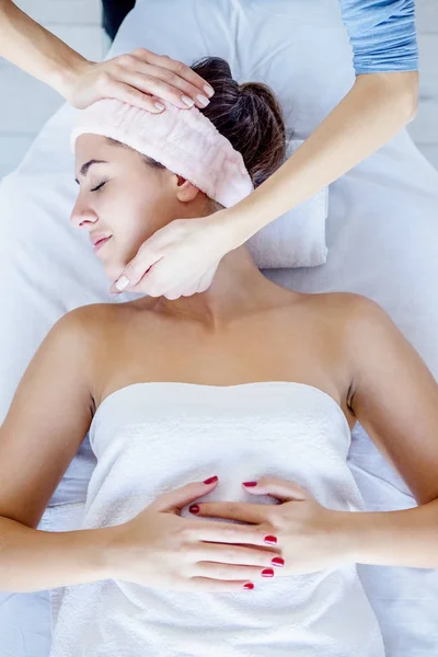 Vrouw genieten van gezichtsmassage op spa salon — Stockfoto