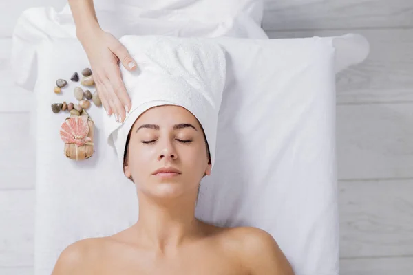 Kobieta twarzy masaże spa salon — Zdjęcie stockowe