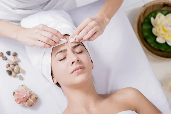 Mulher desfrutando de massagem facial no salão de spa — Fotografia de Stock