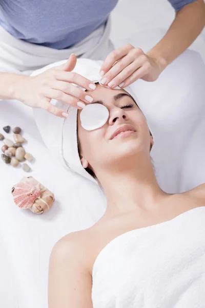Donna godendo massaggio facciale al salone spa — Foto Stock