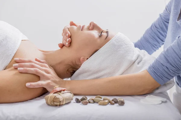 Mujer disfrutando de masaje facial en el salón de spa —  Fotos de Stock