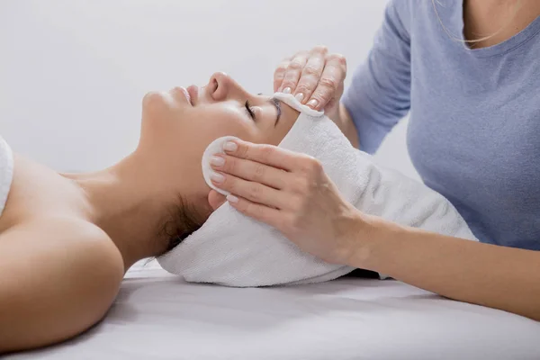 Mujer disfrutando de masaje facial en el salón de spa — Foto de Stock