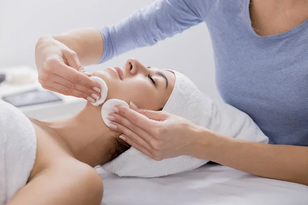 Mujer disfrutando de masaje facial en el salón de spa — Foto de Stock