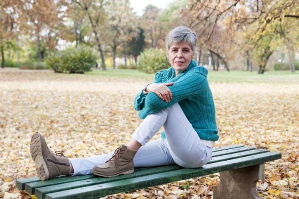 Жінка середнього віку в осінньому парку — стокове фото