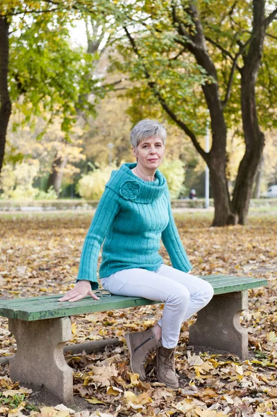 Mujer de mediana edad en el parque de otoño — Foto de Stock