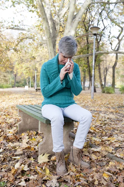 Грустная женщина сидит одна и плачет — стоковое фото