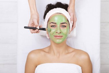 yosun maskesi bulunan bir spa kadında