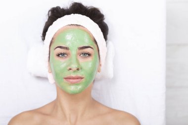 yosun maskesi bulunan bir spa kadında