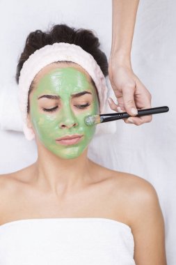 yosun maskesi bulunan bir spa kadında