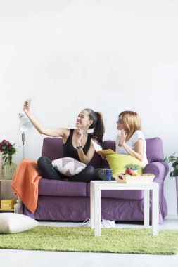 oturma odasında bir selfie alarak arkadaşlar
