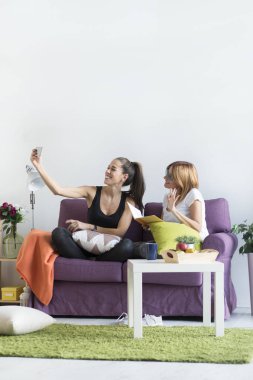oturma odasında bir selfie alarak arkadaşlar
