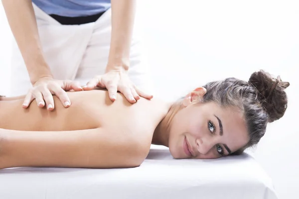 Mujer en spa centar disfrutando del masaje — Foto de Stock