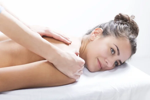 Женщина в спа-центре наслаждается массажем — стоковое фото