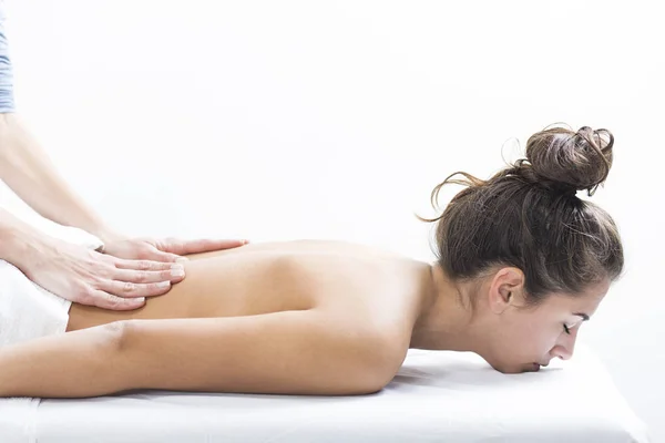 Mujer en spa centar disfrutando del masaje — Foto de Stock