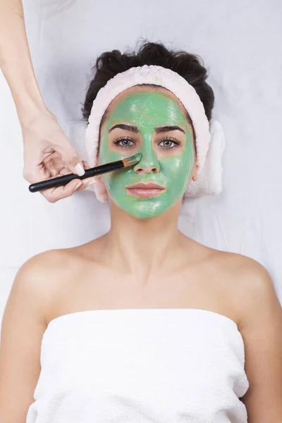 Жінка в спа-центрі з маскою для обличчя з водоростей — стокове фото