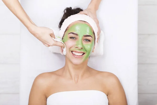 Mujer en un spa con máscara facial de algas —  Fotos de Stock