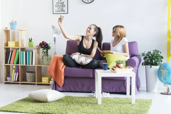 Amiche che si fanno un selfie in salotto — Foto Stock