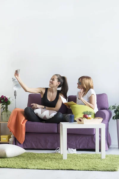 Amigas tomando una selfie en la sala de estar — Foto de Stock