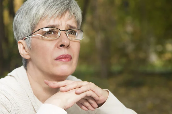 Mooie vrouw in de herfst park — Stockfoto