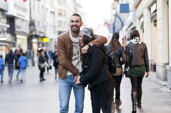 Jovem casal andando rua abaixo — Fotografia de Stock