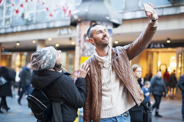 Casal tomando selfie com telefone inteligente — Fotografia de Stock