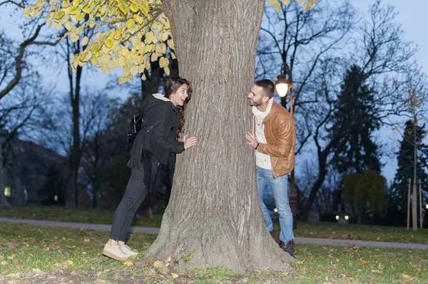 Пара закоханих переслідує дерево — стокове фото