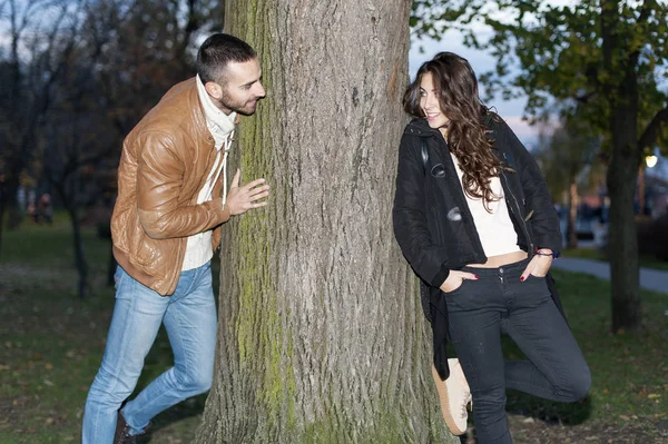 Молода закохана пара переслідує дерево — стокове фото
