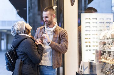 Çift sokakta alışveriş