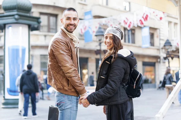 Compras pareja en la calle —  Fotos de Stock