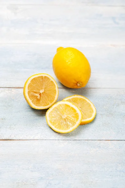 Limone su tavola di legno blu — Foto Stock
