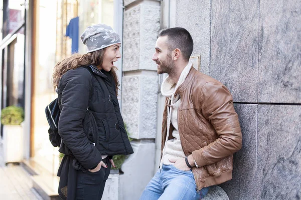 Jeune couple amoureux — Photo