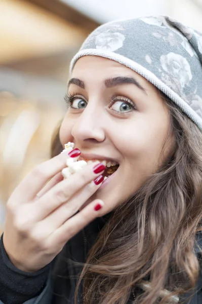 Portret młodej kobiety jedzenie popcorn — Zdjęcie stockowe
