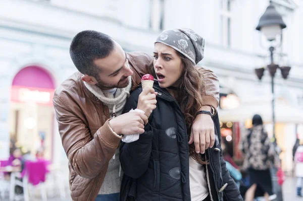 Shocked young woman hold ice cream with man — Stock Photo, Image