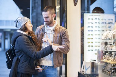 adamı tarif etmeye yeterli onun kız arkadaşı işte ona bir şey satın almak için para yok