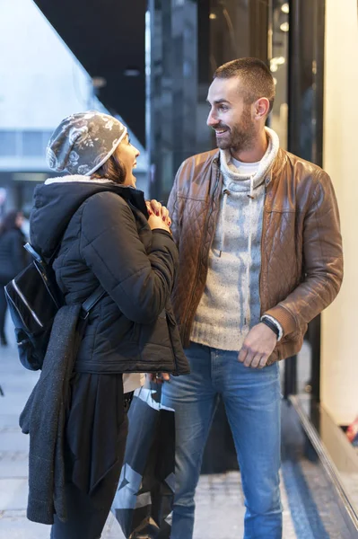 Casal de compras na rua — Fotografia de Stock