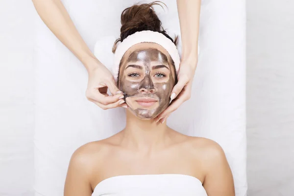 Frau im Wellness-Salon nimmt Maske vom Gesicht — Stockfoto