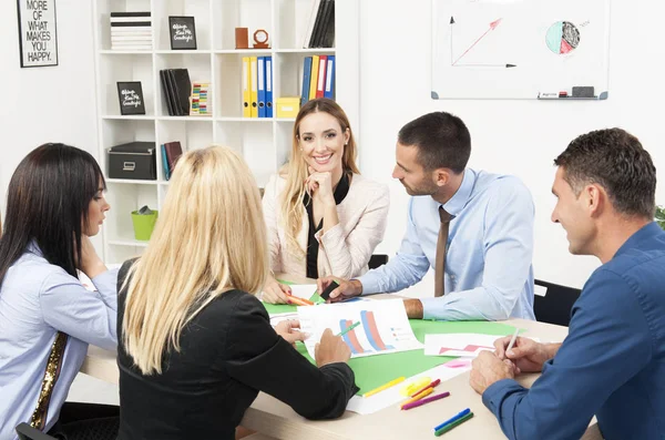 Groep van mensen uit het bedrijfsleven hebben een vergadering — Stockfoto