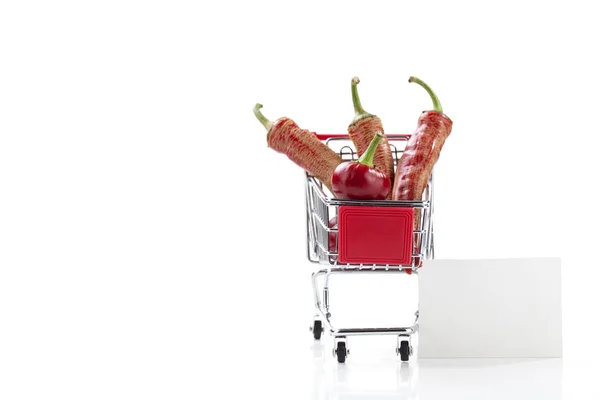 Red hot chili papričky v nákupní vozík — Stock fotografie