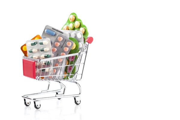 Medicamentos coloridos y pastillas en un carrito de la compra —  Fotos de Stock