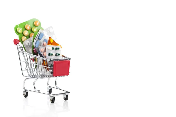 Drogas coloridas e pílulas em um carrinho de compras — Fotografia de Stock