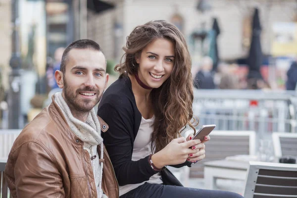 Jeune couple amoureux, de plein air — Photo