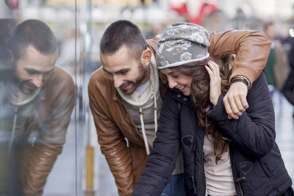 Jovem casal apaixonado, ao ar livre — Fotografia de Stock