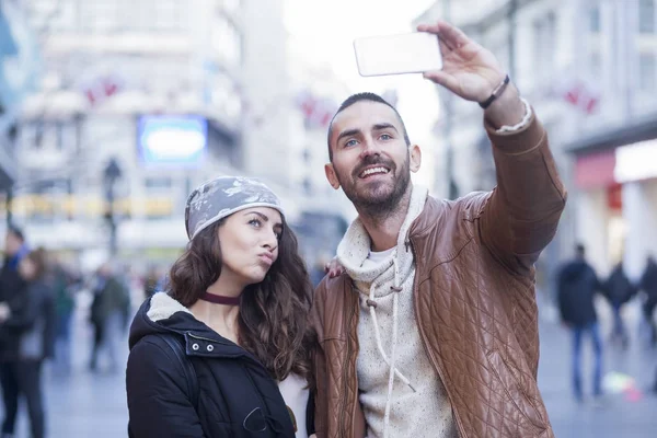 Pareja joven enamorada, al aire libre —  Fotos de Stock