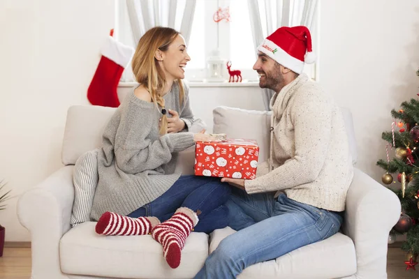 Couple avec cadeau de Noël — Photo