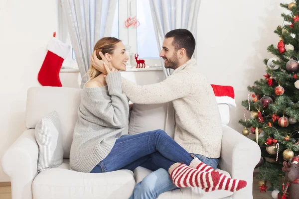 Ungt par i kärlek på julnatten — Stockfoto