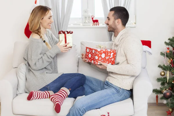 Couple with Christmas present — Stock Photo, Image